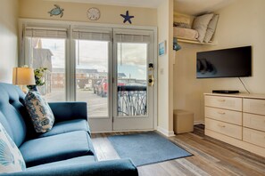 TV - Steps to Sand! Oceanfront Gem in Old Orchard Beach (Old Orchard Beach)