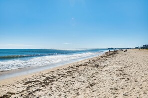 On the beach - Steps to Sand! Oceanfront Gem in Old Orchard Beach (Old Orchard Beach)