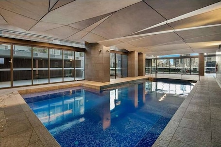 Stylish Pet-friendly 2br, Walk to Southern Cross