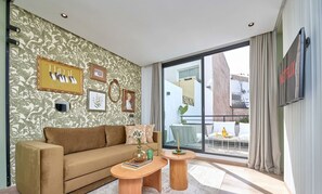 Ein modernes Wohnzimmer mit Sofa, Couchtisch und Kunstwerk an der Wand.