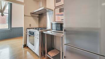 Fridge, microwave, stovetop, dishwasher