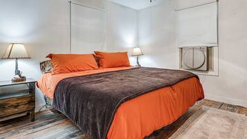 Desk, iron/ironing board, Internet, bed sheets