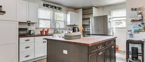 Réfrigérateur, four à micro-ondes, surface de cuisson, lave-vaisselle