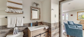 Walkable, Dog Friendly! Friday Harbor Stay w/ Deck