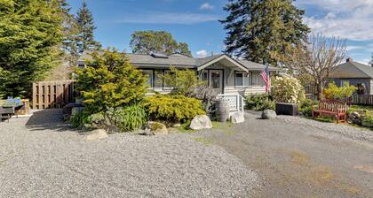 Walkable, Dog Friendly! Friday Harbor Stay w/ Deck