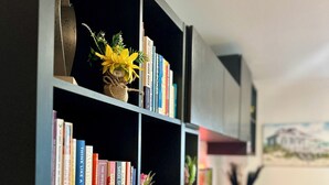 Una estantería con libros y objetos decorativos.