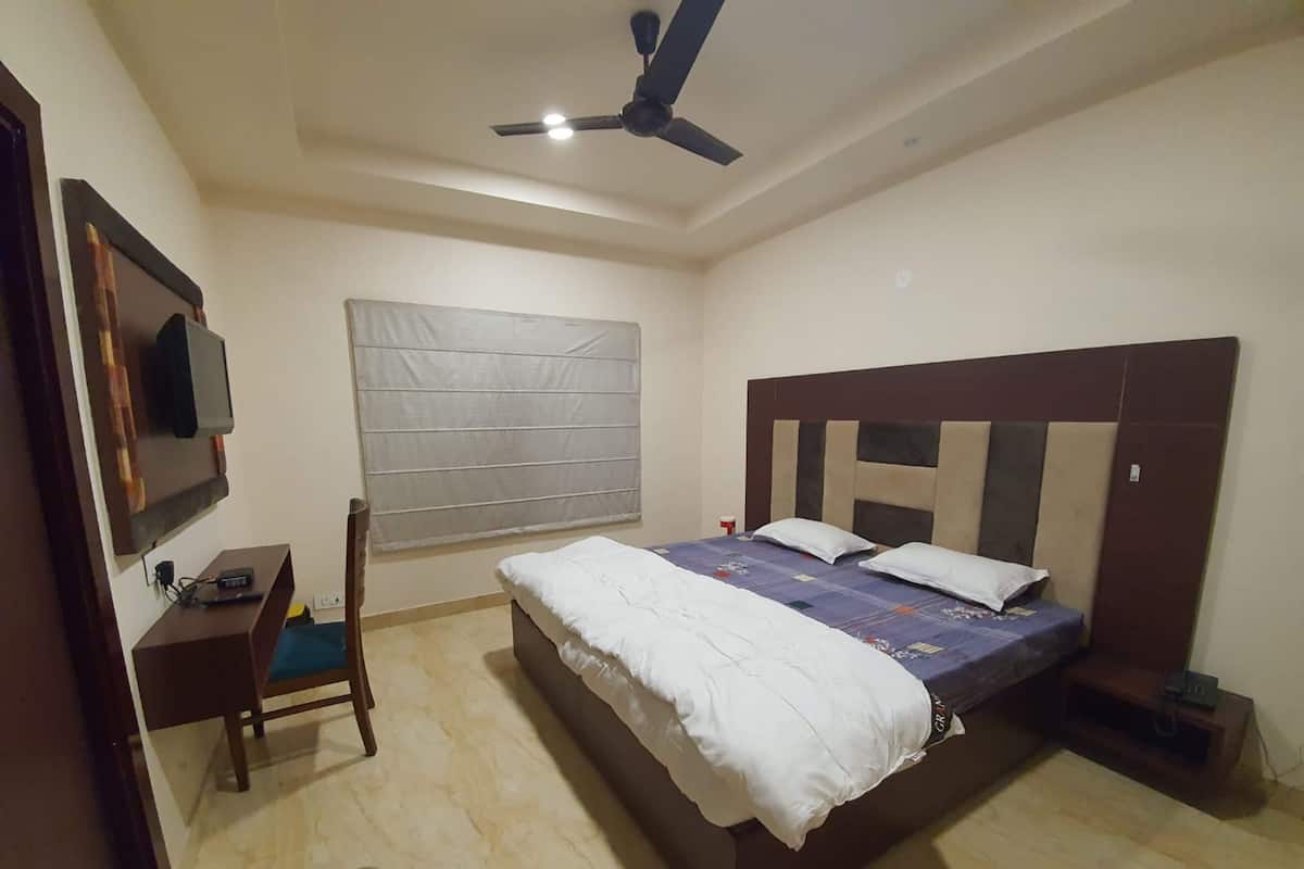 Deluxe Double Room, City View | Desk, free WiFi