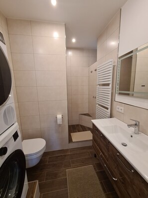 Douche, sèche-cheveux, serviettes fournies, savon