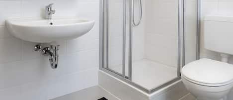 Een douche, een haardroger, handdoeken