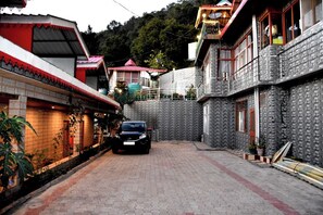 Property grounds - Hotel Pine View Kasauli (Kasauli)