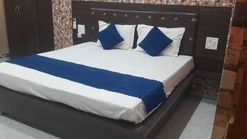 Deluxe Room | Desk, free WiFi