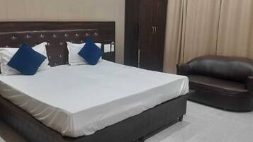 Deluxe Room | Desk, free WiFi