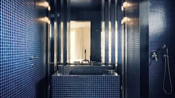 Penthouse de diseñador, vista al patio | Baño | Regadera, secadora de cabello, toallas, jabón