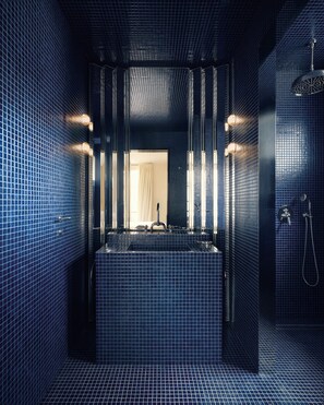 Penthouse Design, vue cour intérieure | Salle de bain | Douche, sèche-cheveux, serviettes fournies, savon