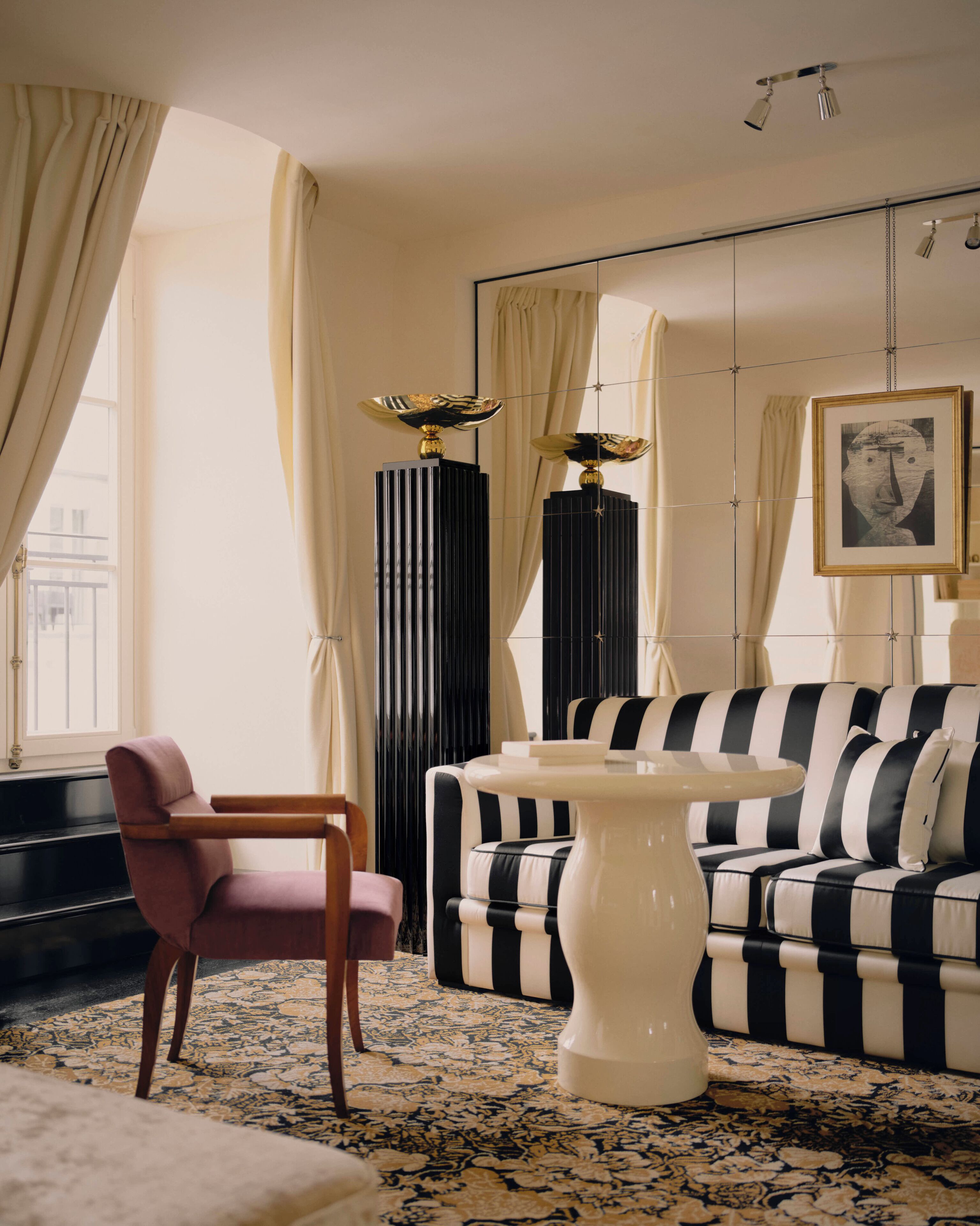 Deluxe Studio Suite, Balcony, City View | Living area
