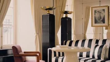Deluxe Studio Suite, Balcony, City View | Living area