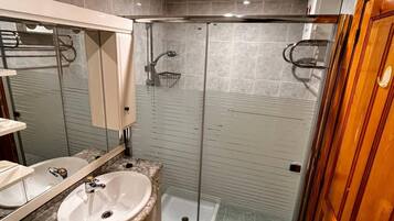 Een douche, een haardroger, een bidet, handdoeken