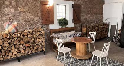 House in a rural environment, golf, wine, mountain and relaxation.