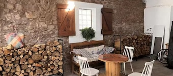 House in a rural environment, golf, wine, mountain and relaxation.