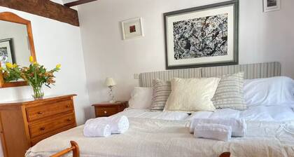 House in a rural environment, golf, wine, mountain and relaxation.