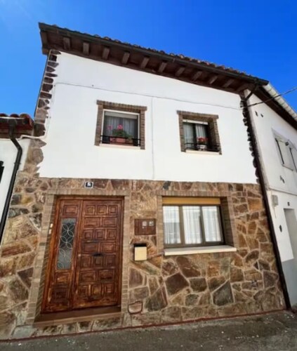 House in a rural environment, golf, wine, mountain and relaxation.