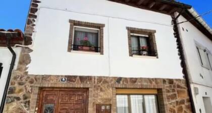 House in a rural environment, golf, wine, mountain and relaxation.