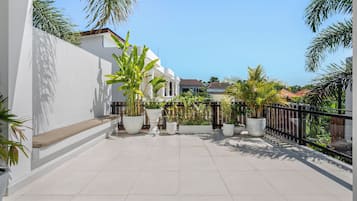 Design-Villa, 2 Schlafzimmer, eigener Pool | Terrasse/Patio