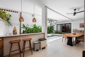 Villa de diseño, 2 habitaciones, piscina privada | Sala de estar