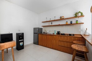 Design Villa, 2 Bedrooms, Private Pool | Private kitchen | Fridge, microwave, stovetop, electric kettle - L'Angelo Villa Canggu (Canggu)