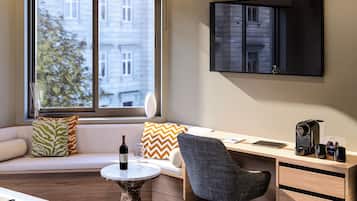 Deluxe Suite, City View | Oppholdsområde | En 45-tommers Flatskjerm-TV med kabel-kanaler