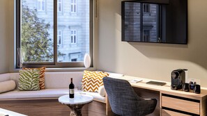 Deluxe Suite, City View | Wohnbereich | 45-Zoll-Flachbildfernseher mit Kabelempfang