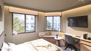 Deluxe Suite, City View | Hochwertige Bettwaren, Zimmersafe, Schreibtisch