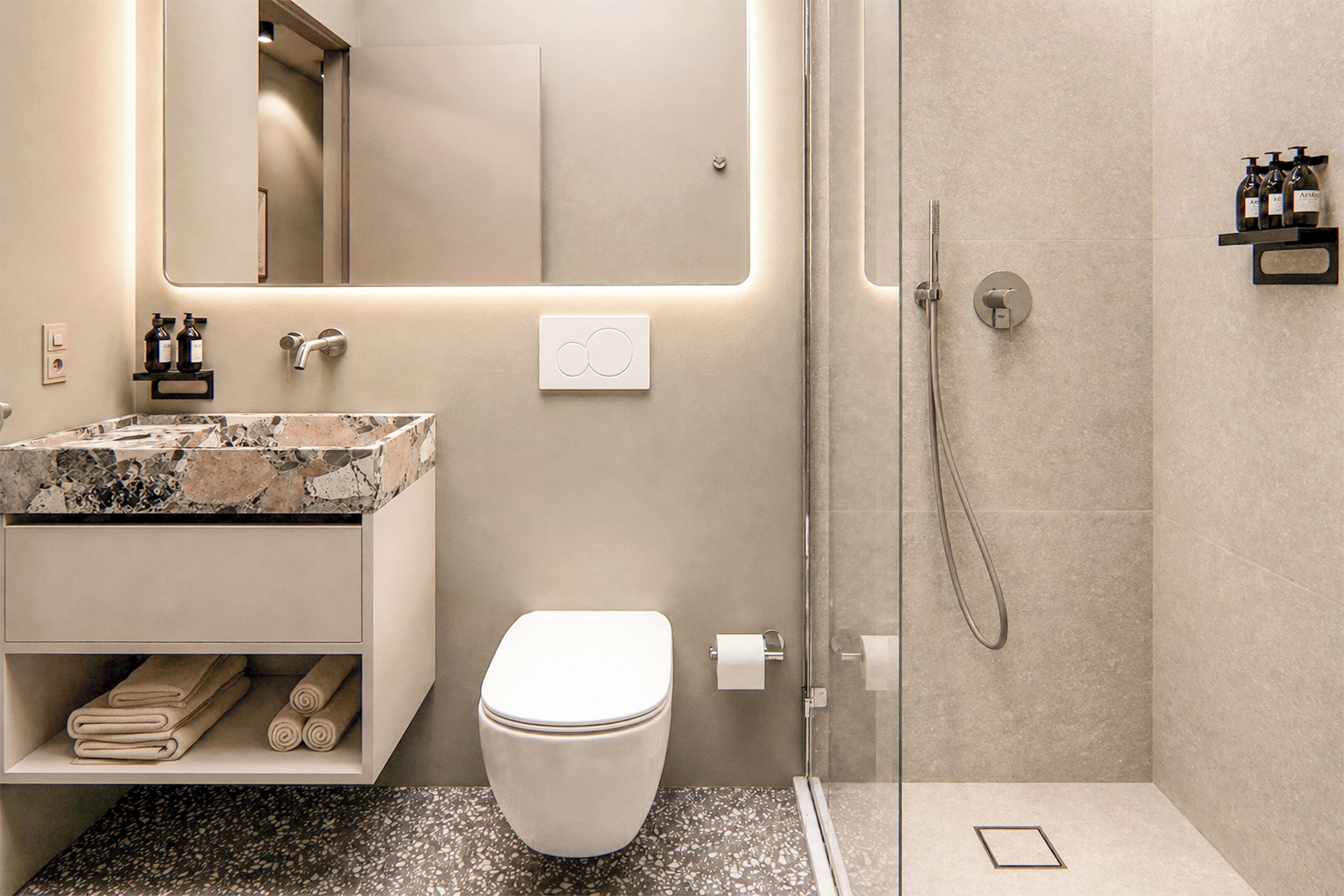 Superior Suite, City View | ห้องน้ำ | ไดร์เป่าผม, รองเท้าสวมภายในห้อง, ผ้าเช็ดตัว, สบู่