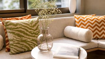 Deluxe Suite, City View | Innvendig