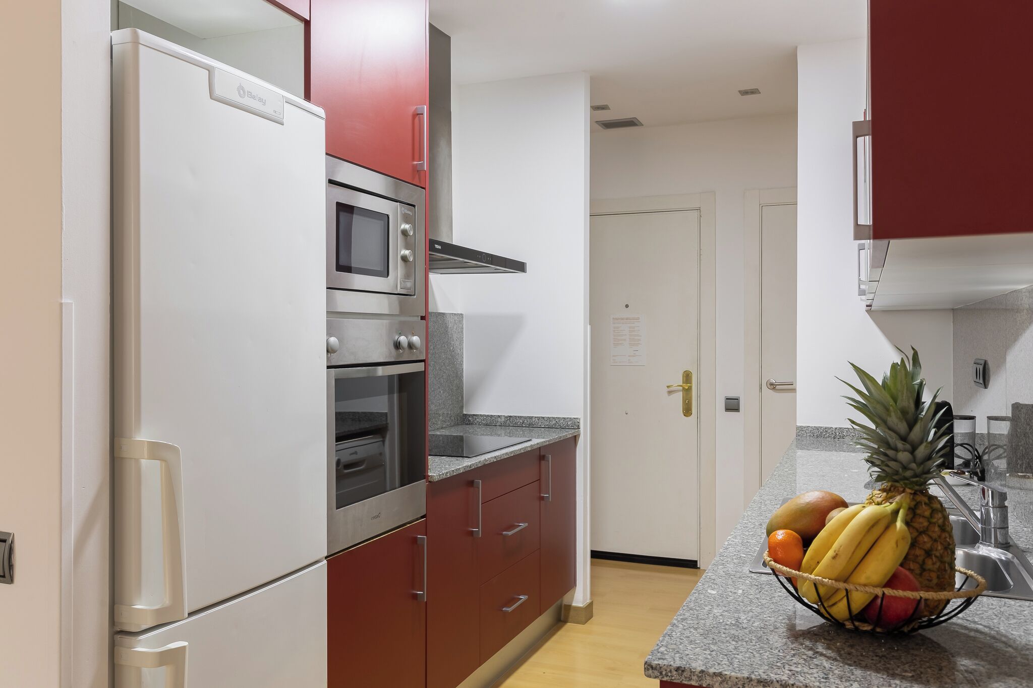 Apartamento | Cocina privada | Frigorífico, microondas, horno y placa de cocina