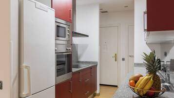 Apartamento | Cocina privada | Frigorífico, microondas, horno y placa de cocina