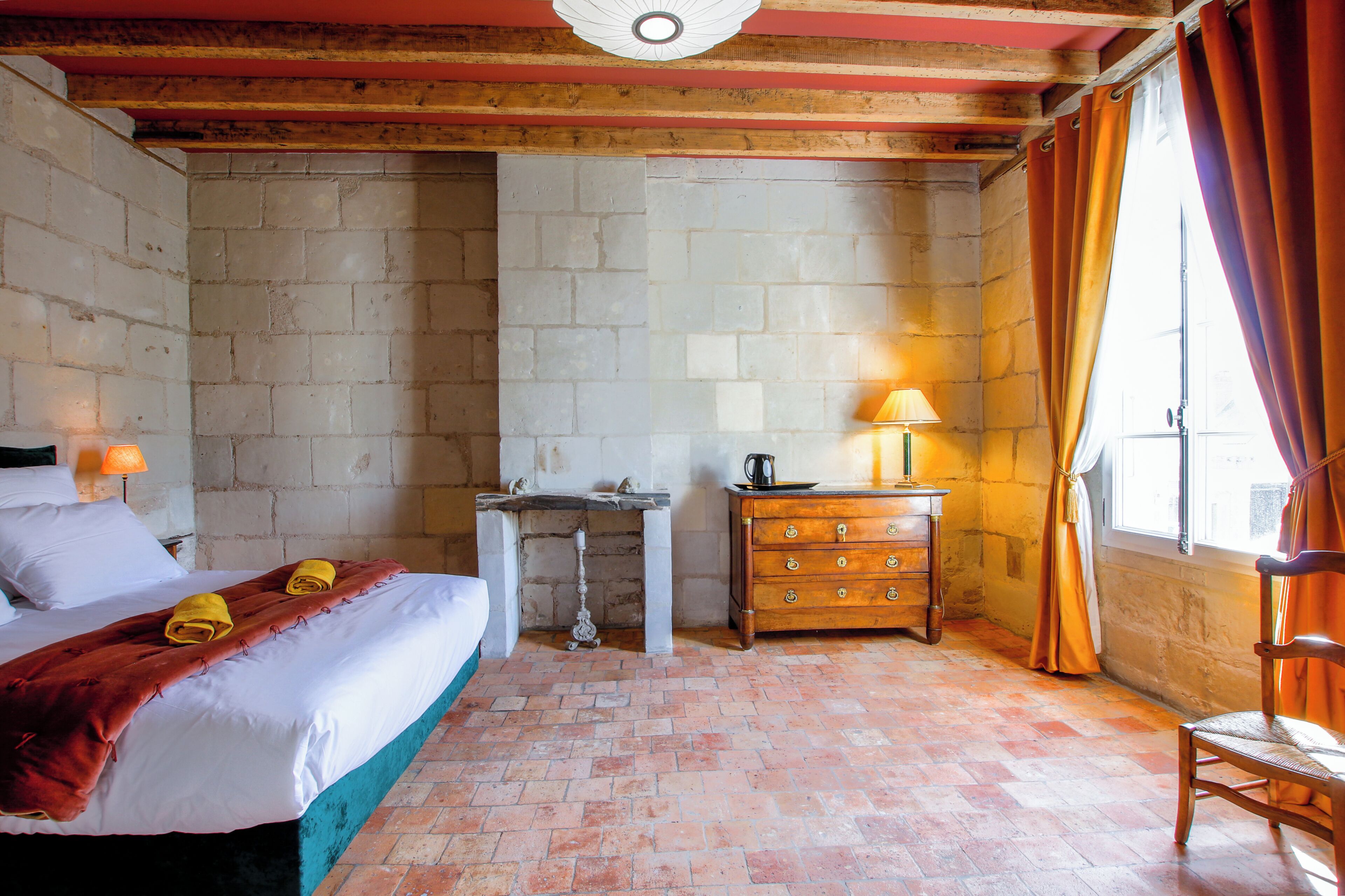 Une pièce comprenant un lit, un bureau, une commode et une chaise.
