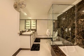 Familie suite, balkon, uitzicht op stad | Badkamer | Pantoffels