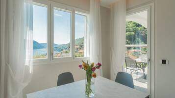 Appartamento (2 Bedrooms) | Area soggiorno | TV 40 pollici con canali digitali