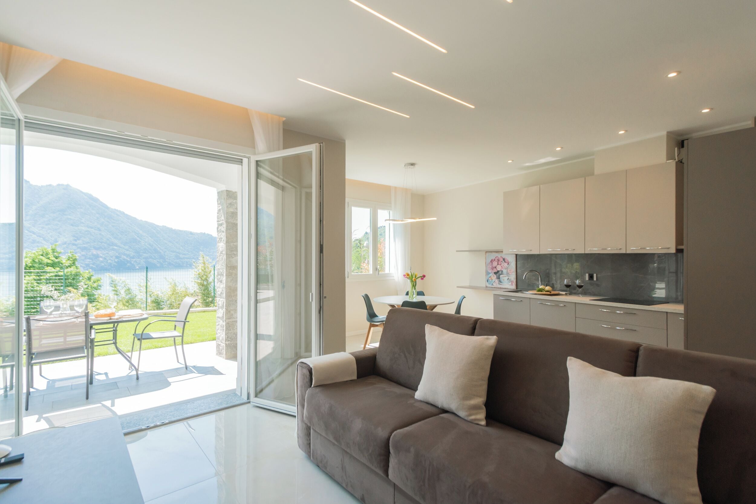 Appartement (2 Bedrooms) | Woonruimte | Een 40-inch televisie met digitale zenders. Villa Caterina–Lake View Terrace and Garden