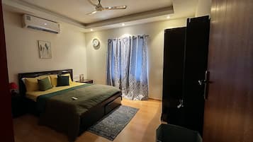 4 bedrooms, iron/ironing board, free WiFi, bed sheets