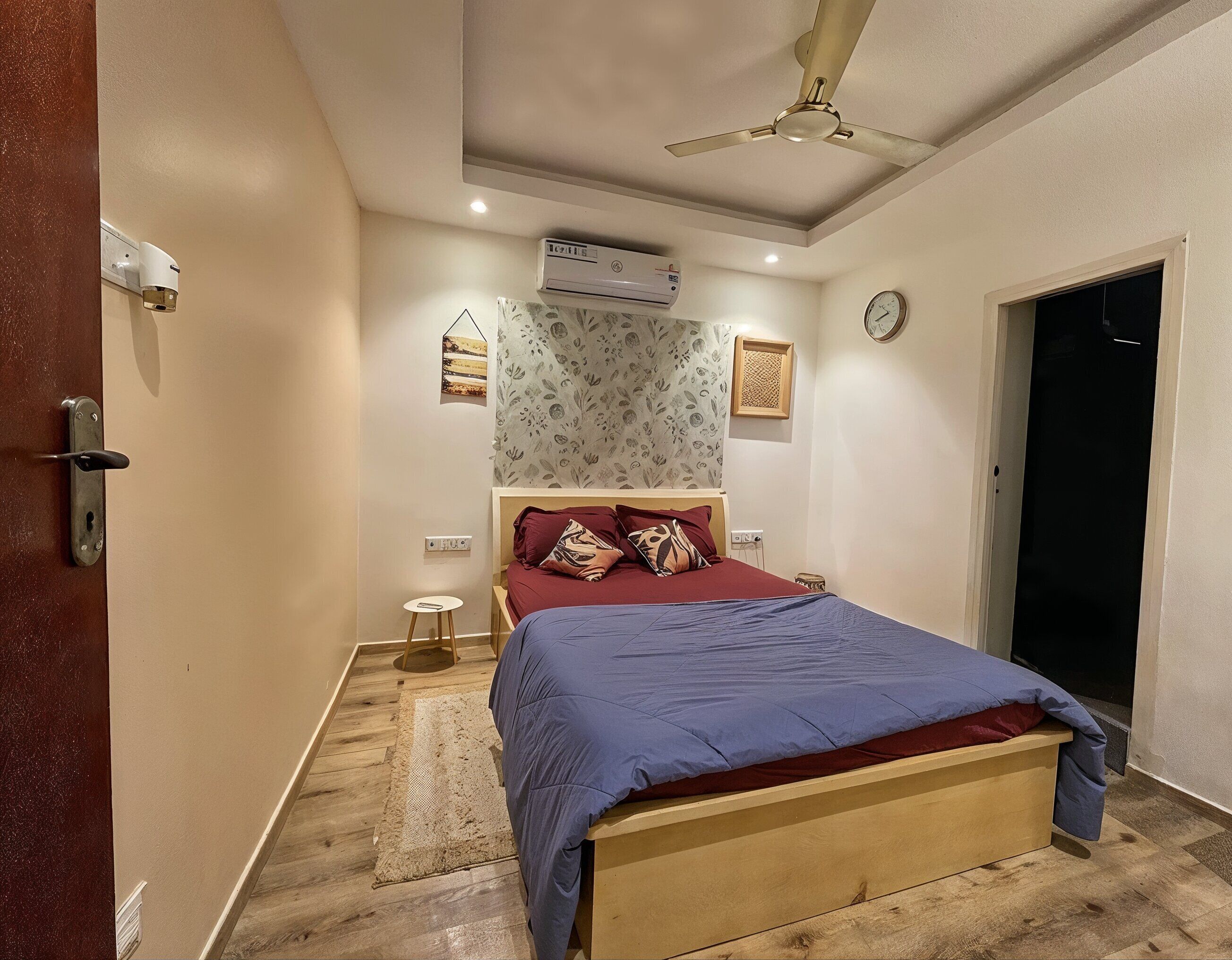 4 bedrooms, iron/ironing board, WiFi (free), bed sheets