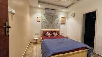 4 bedrooms, iron/ironing board, WiFi (free), bed sheets