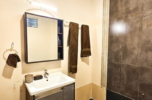 Shower, hair dryer, towels, soap - Nestled in a peaceful and residential neighbourhood 5 minutes from CMC Vellore (Vellore)