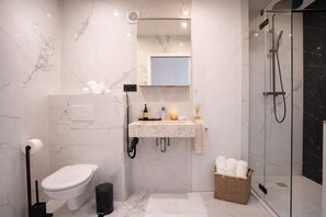 Shower, hair dryer, shampoo - Modern Maubourg # Chic Design - Croisette - Beach (Cannes)