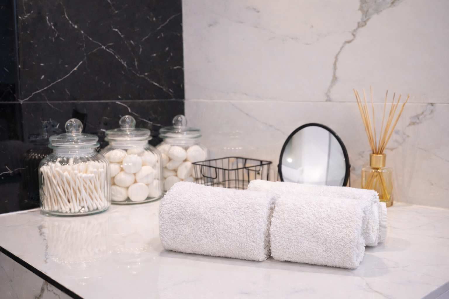 Een douche, een haardroger, shampoo