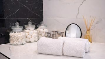 Een douche, een haardroger, shampoo