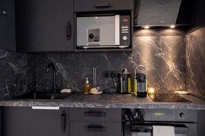 Geladeira, micro-ondas, fogão, cooktop