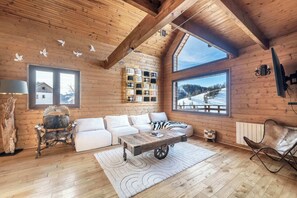 Televisión, chimenea y oficina 