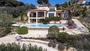 A Mediterranean-style villa with a swimming pool, multiple balconies, and lush landscaping. - Villa Picasso # Panoramic View - Luxury - Jacuzzi (Vallauris)